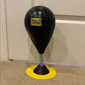 Everlast Table Top Black Speed Bag with Yellow Base